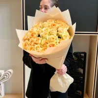 25 cream roses (70 sm)