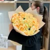 Роскошный букет из 25 кремовых роз высотой 70 см